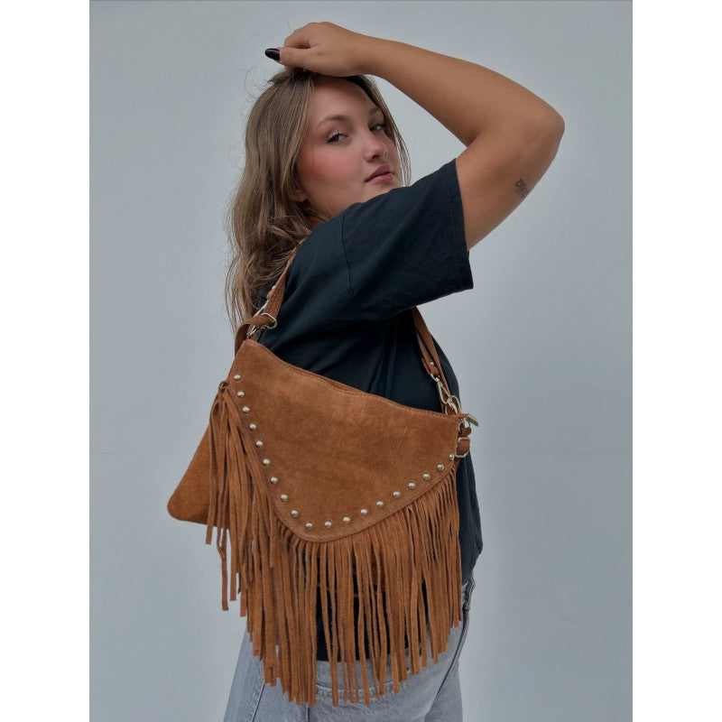 Rankinė 'Franja' ant peties – modelis demonstruoja dėvėjimą