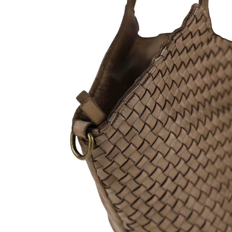 Detalė – metalinis žiedas ir pintos odos kraštas