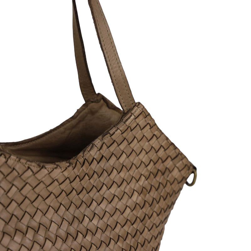 Detalė – rankena ir pintos odos raštas